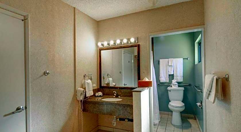 Caliente Tropics Hotel
