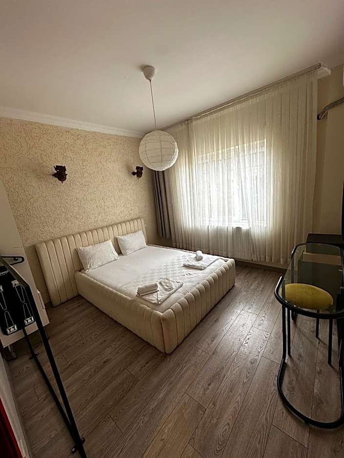 TAKSİM WHİTE SUİT – Istanbul, 