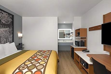 Queen Room with Mobility/Hearing Access - Non-Smoking