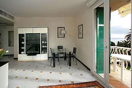 Deluxe One-Bedroom Apartment with Ocean View