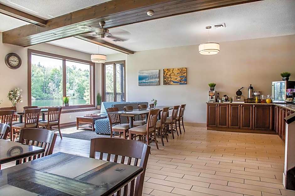 The Black Swan Lee - Lenox, an Ascend Collection Hotel