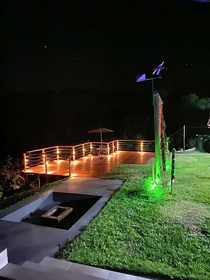 Recanto da Alegria - Casa em Cunha com Jacuzzi,Piscina,Rede,Churrasqueira,Lareira,Deck, Banco de coração