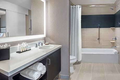 2 Queen 2 Rm Ste Mobility/Hearing Access Tub