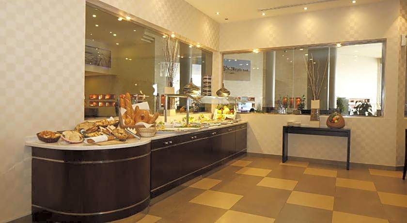 Golden Tulip Hail Hotel