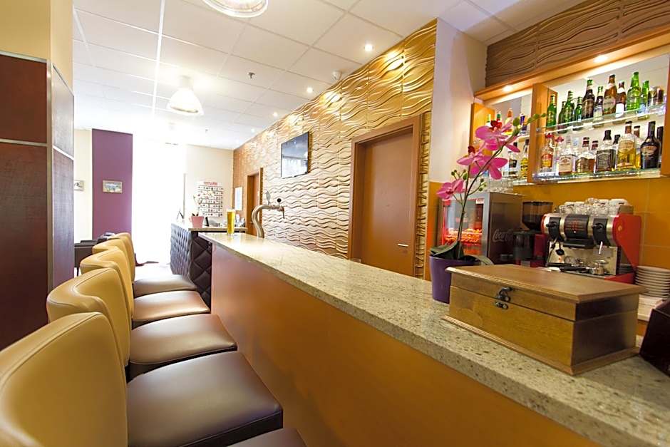 Six Inn Hotel