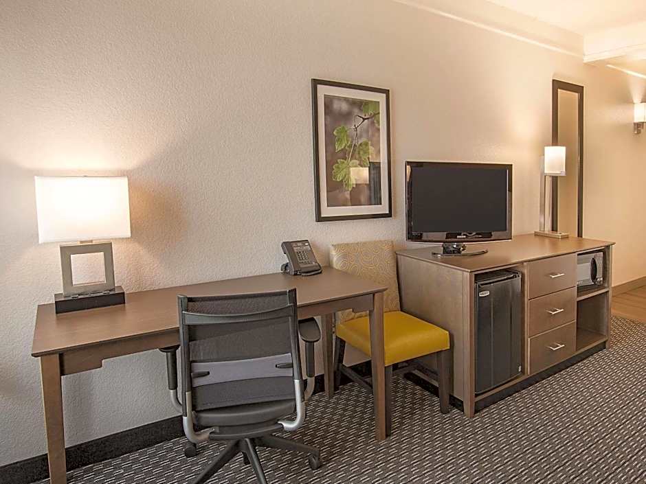 La Quinta Inn & Suites by Wyndham Arlington North Six Flags Drive