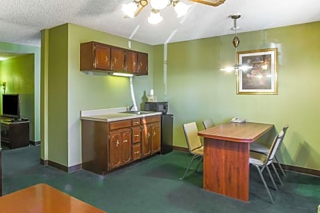 1 King Bed, Suite, Nonsmoking