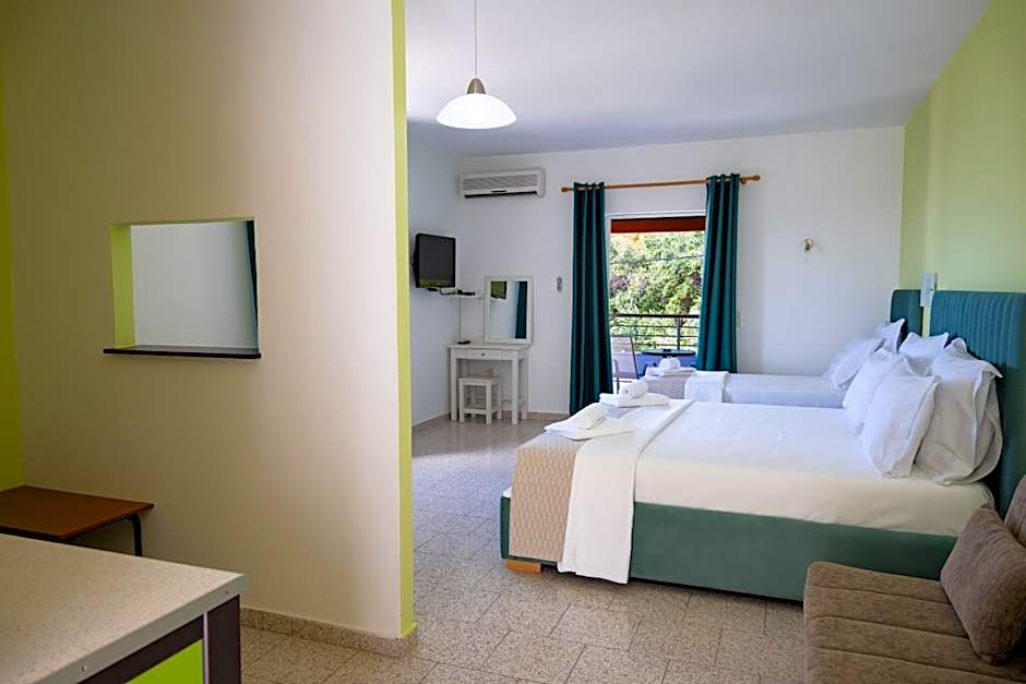 Crystal Blue Hotel, Barbati