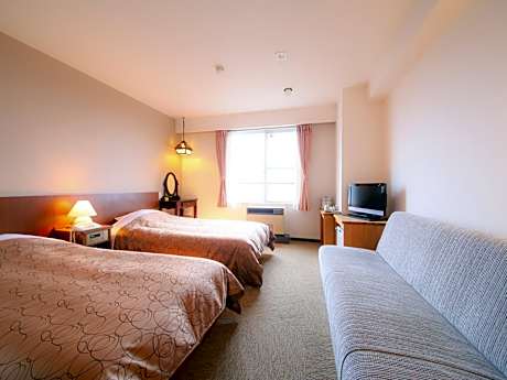 Standard Twin Room with Mountain View
