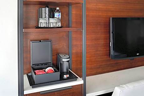 Concierge Lounge Access, Guest Room, 1 King, Sofa Bed, Corner Room, Balcony