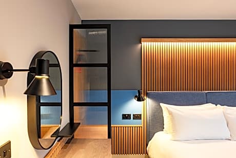 Club Room (FREE GYM & POOL ACCESS)