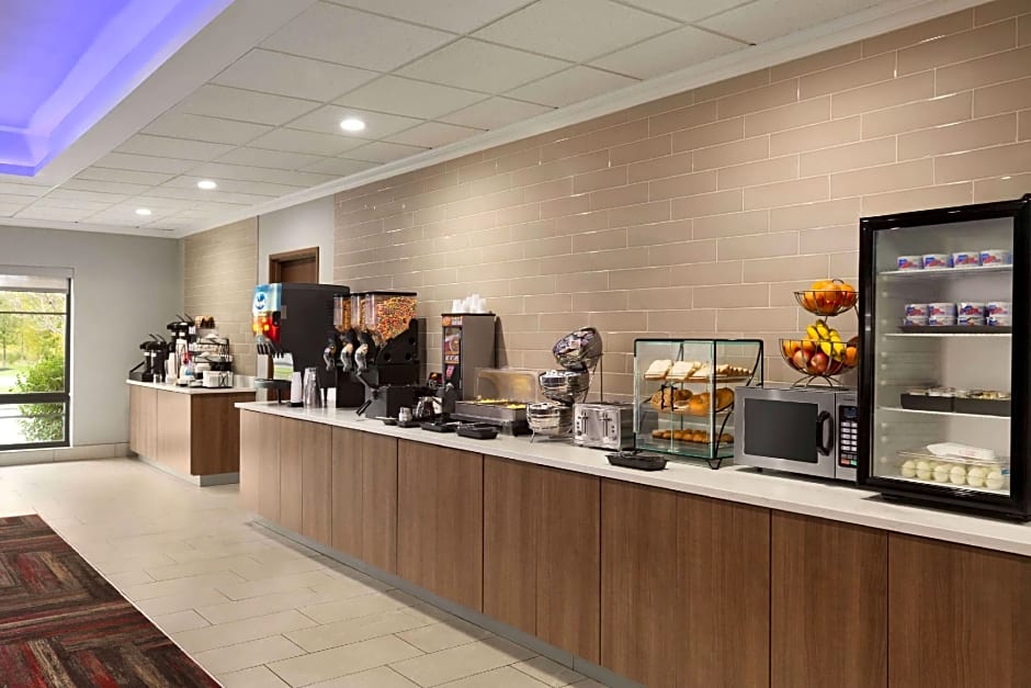 La Quinta Inn & Suites by Wyndham Lackawanna - Buffalo