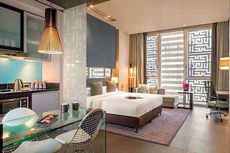 1 King Deluxe Accessible Smoking