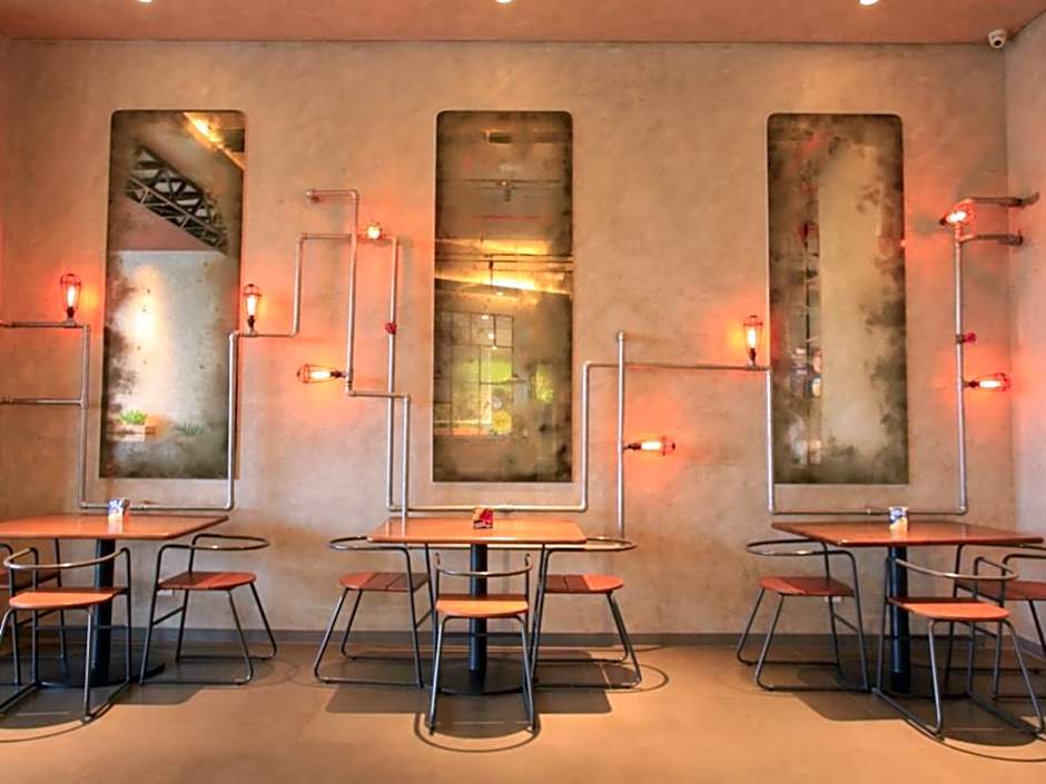 Yello Hotel Jemursari