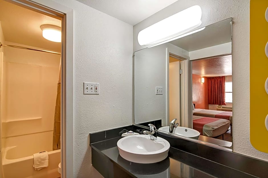 Motel 6-Dallas, TX - Forest Lane