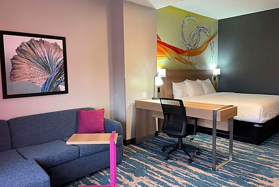 La Quinta Inn & Suites by Wyndham San Antonio Seaworld LAFB