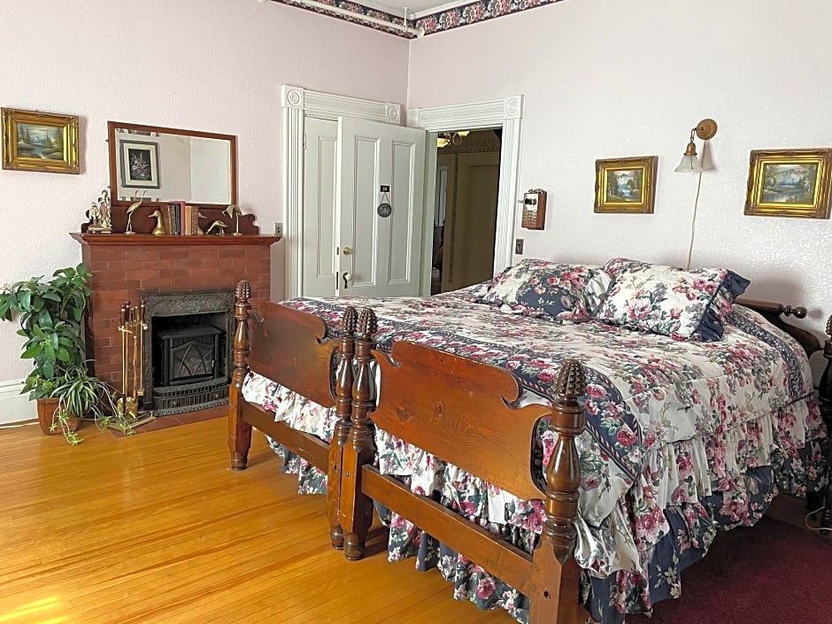 Photo 1 of 11 of Deluxe Family 1 King Bed