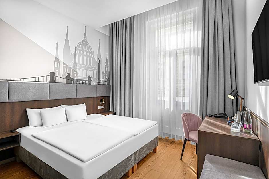 12 Revay Hotel