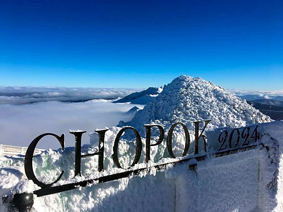 Noc na Chopku, Rotunda