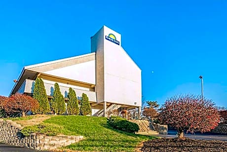 Days Inn by Wyndham Cincinnati I-71