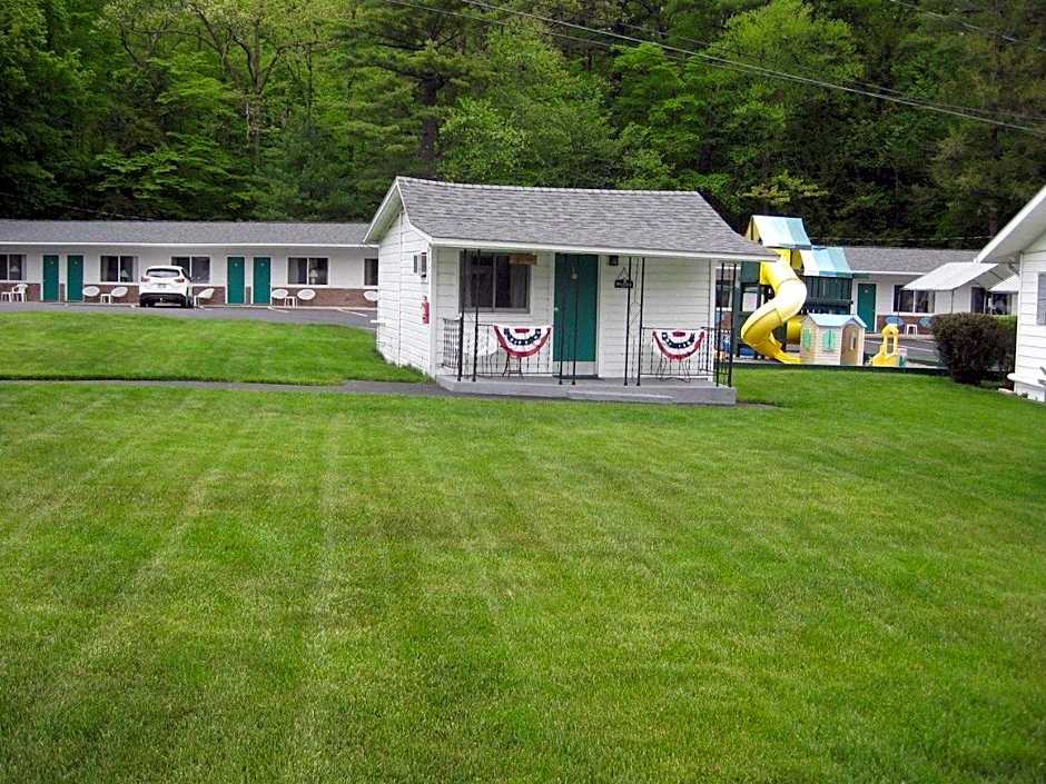 Brookside Motel & Cabins