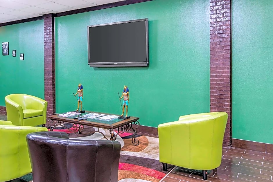 Quality Inn Hinesville - Fort Stewart Area, Kitchenette Rooms - Pool - Guest Laundry