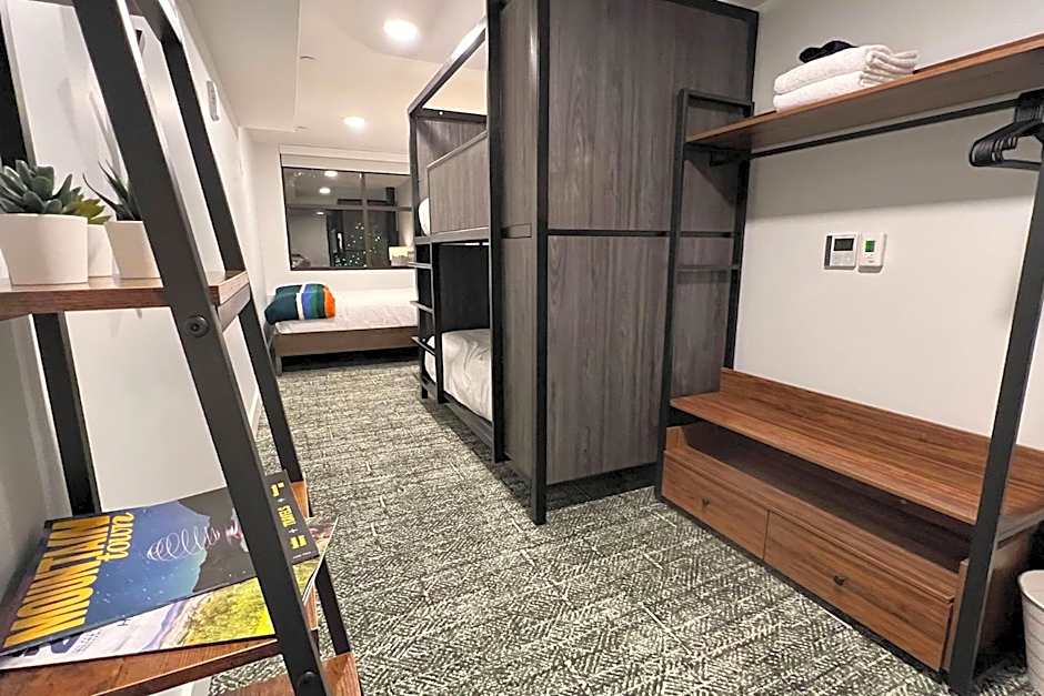 Foto 1 di 6 di Family Room(Queen Bed + Bunk Beds) with Shared Bathroom