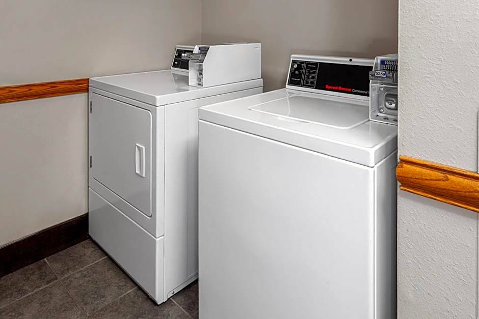 Super 8 by Wyndham Green Bay Near Stadium