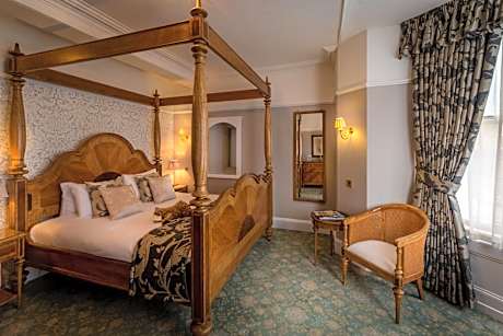 Four Poster Room