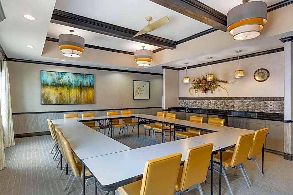 Best Western Plus Emerald Inn & Suites