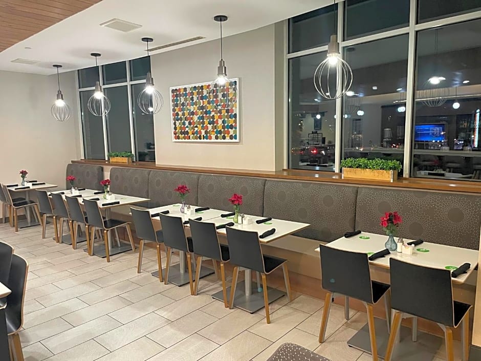 Holiday Inn Atlanta-Gas South Arena Area, an IHG Hotel By IHG