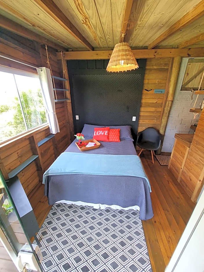 Pousada Rosa Shanti, café da manhã opcional, apenas 4 cabanas, piscina, estacionamento privativo, área de festas com churrasqueira e cervejeira, cantinho da fogueira, localizado junto a natureza