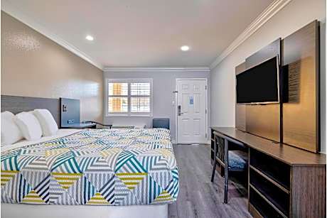 1 Queen Bed | Mobil Acces Tub Nsmk Minifridg