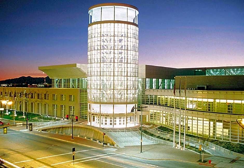 Deluxe Downtown Condo Close to Everything!