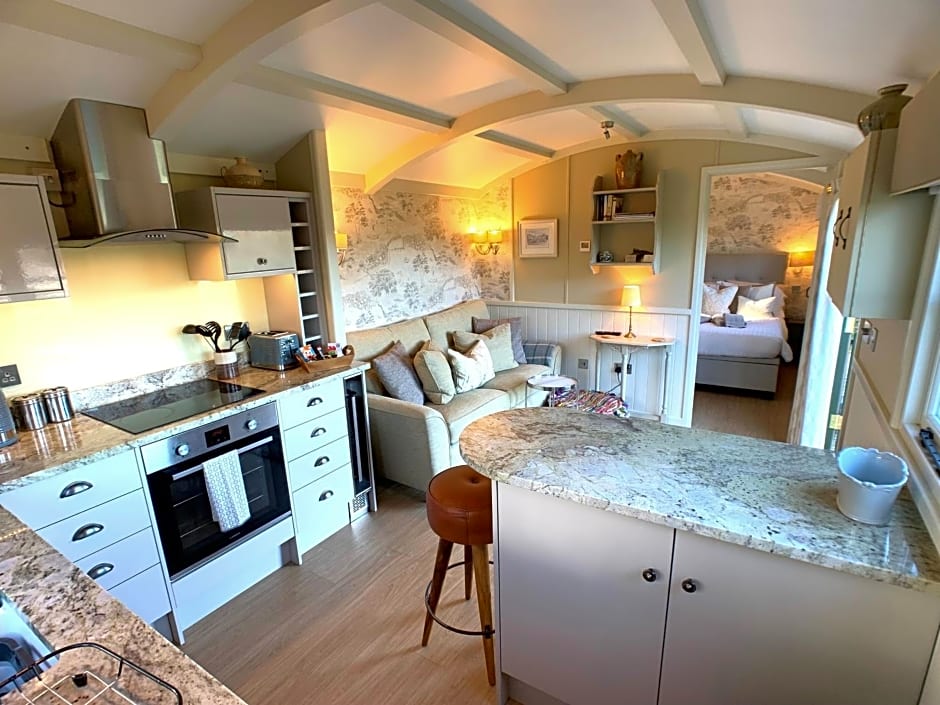 Luxury Shepherds Hut with Superb Views & Fire Pit & walking distance to a superb Gastro Pub