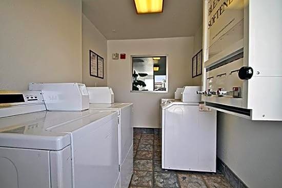 Hilltop Inn & Suites