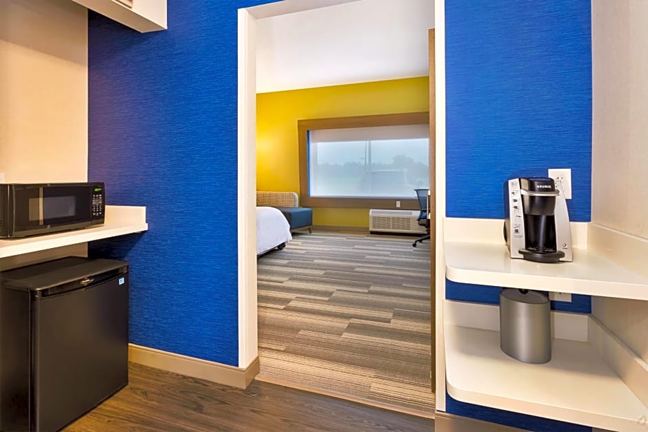 Holiday Inn Express & Suites Milan - Sandusky Area