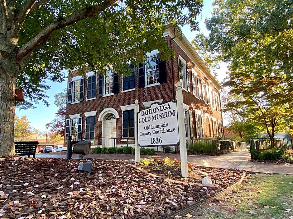 Holiday Inn Express and Suites Dahlonega - University Area By IHG