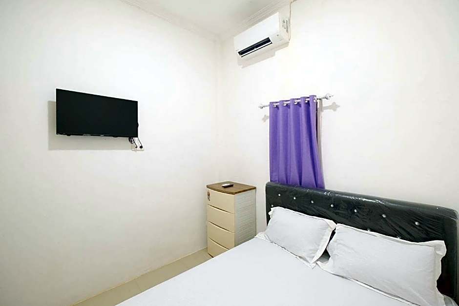 OYO 93756 Qq Kost Near Pantai Kebesaran Beach