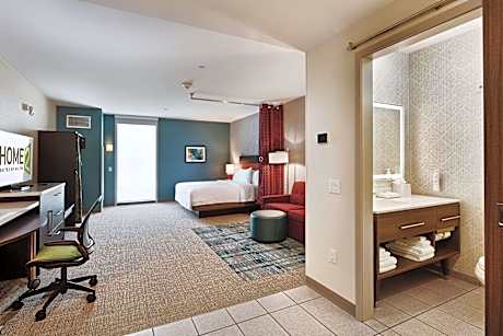 1 King Accessible Roll In Shower Studio Suite