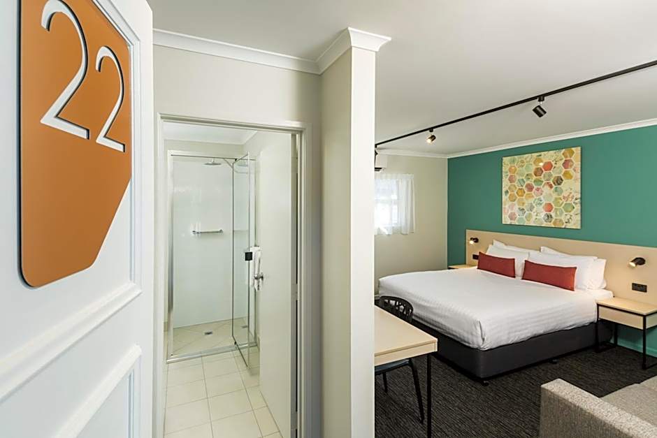 Nightcap At Balaclava Hotel