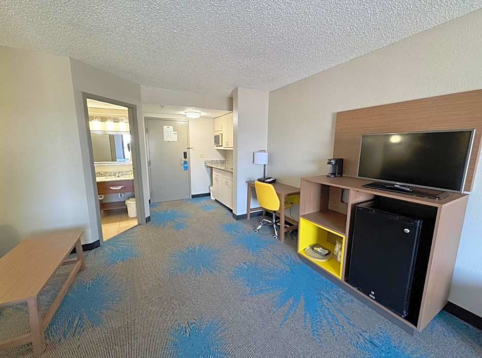 Days Inn & Suites by Wyndham Cedar Rapids