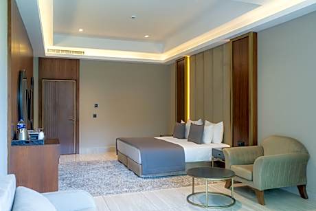 Family Suite Main Building - Land View