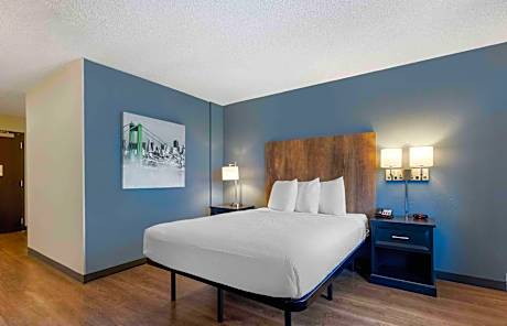Queen studio with 1 Queen Bed - Disability Access/Non-Smoking