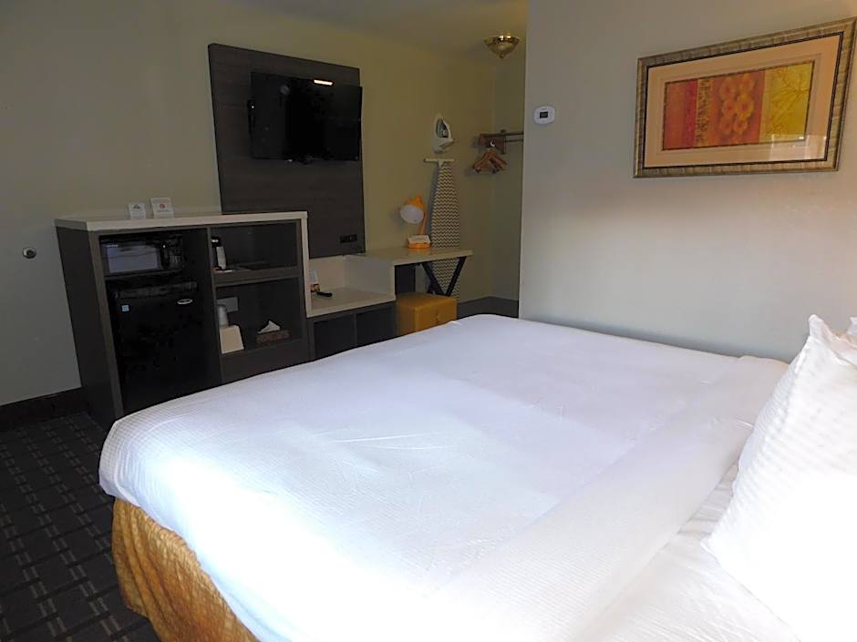 Days Inn & Suites by Wyndham Downtown Gatlinburg Parkway