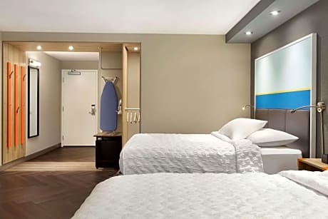 2 Queen Hearing Accessible Room W/Bathtub