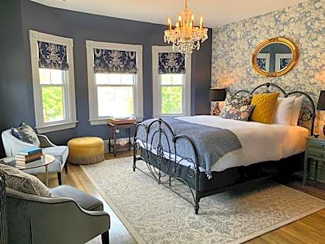 Deluxe Suite with Spa Bath