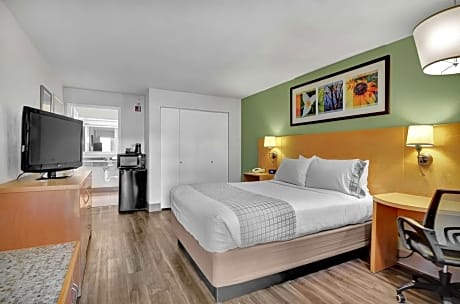 Queen Room with Bath Tub - Mobility Accessible