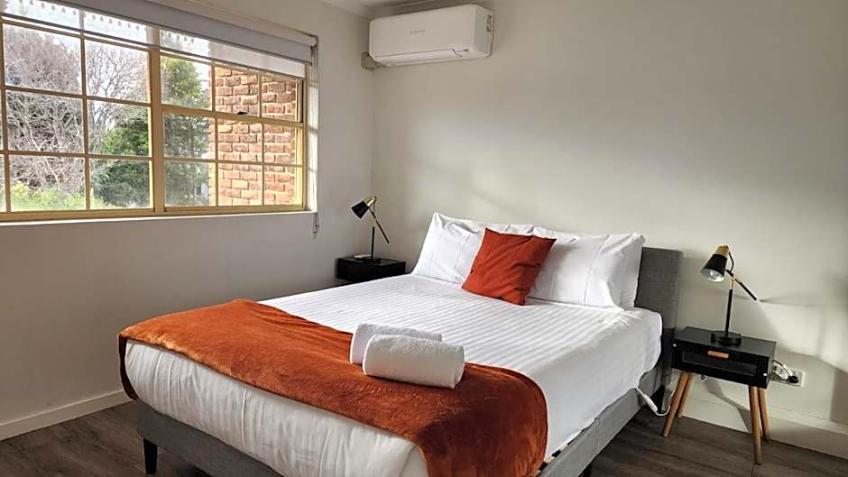 Contemporary 2BR Apt w Free Parking - Hosted by Canstay