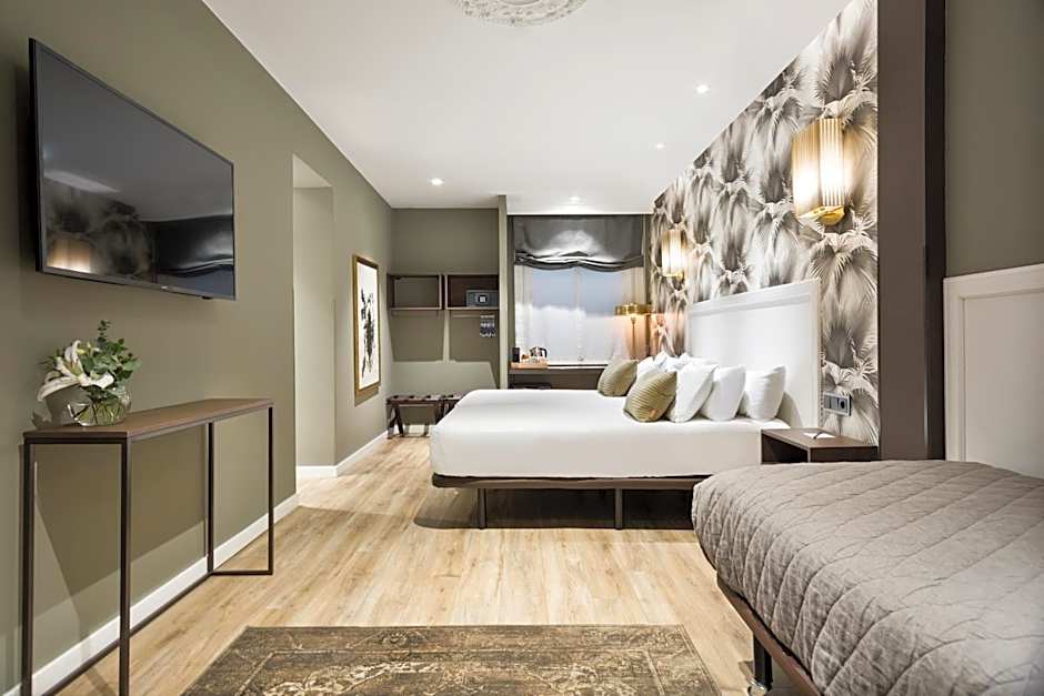 Photo 1 of 6 of Quadruple Room